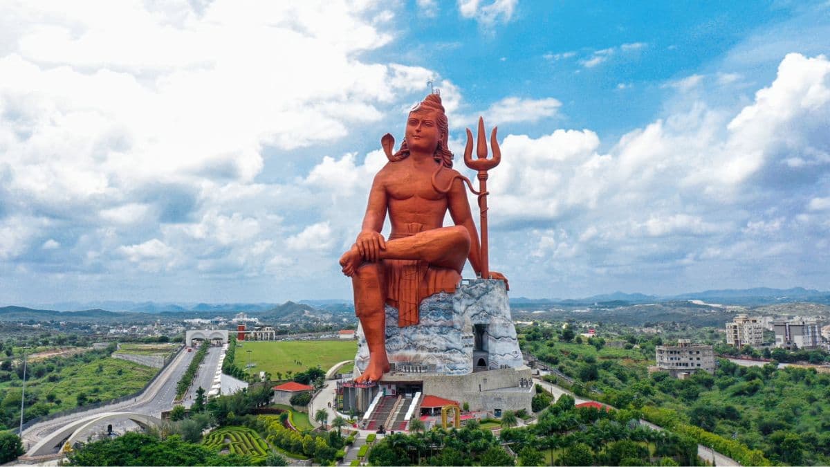 15 mins from Statue of Belief